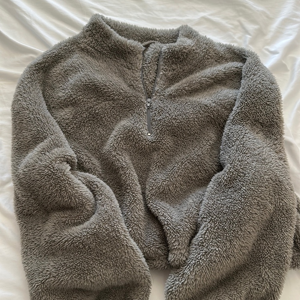 Gray fuzzy cropped sweater